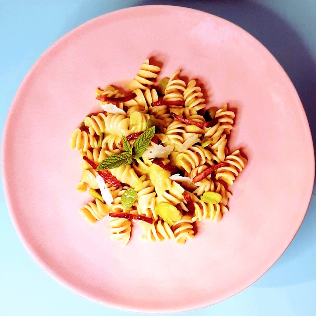 Fusilli con fave, pecorino e speak